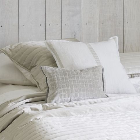 Leighton Linen Fabric by Designers Guild 